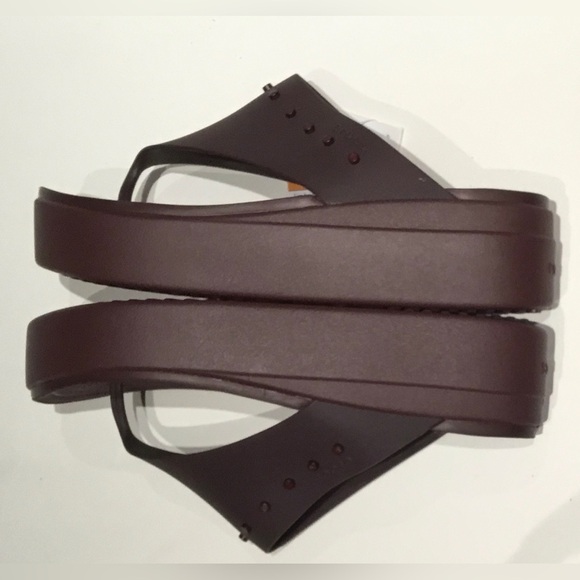 NWT Crocs Brooklyn Studded Flip in Dark Cherry - Picture 6 of 7